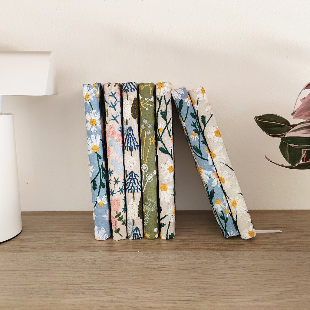 Quaderni A5, fiori rimati, su ripiano in legno, con lampada e pianta, BECCA