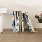 Quaderni A5, fiori rimati, su ripiano in legno, con lampada e pianta, BECCA