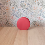 Dettaglio frontale del vaso BERRY S rosso lampone, forma scultorea con superfici curve, BECCA