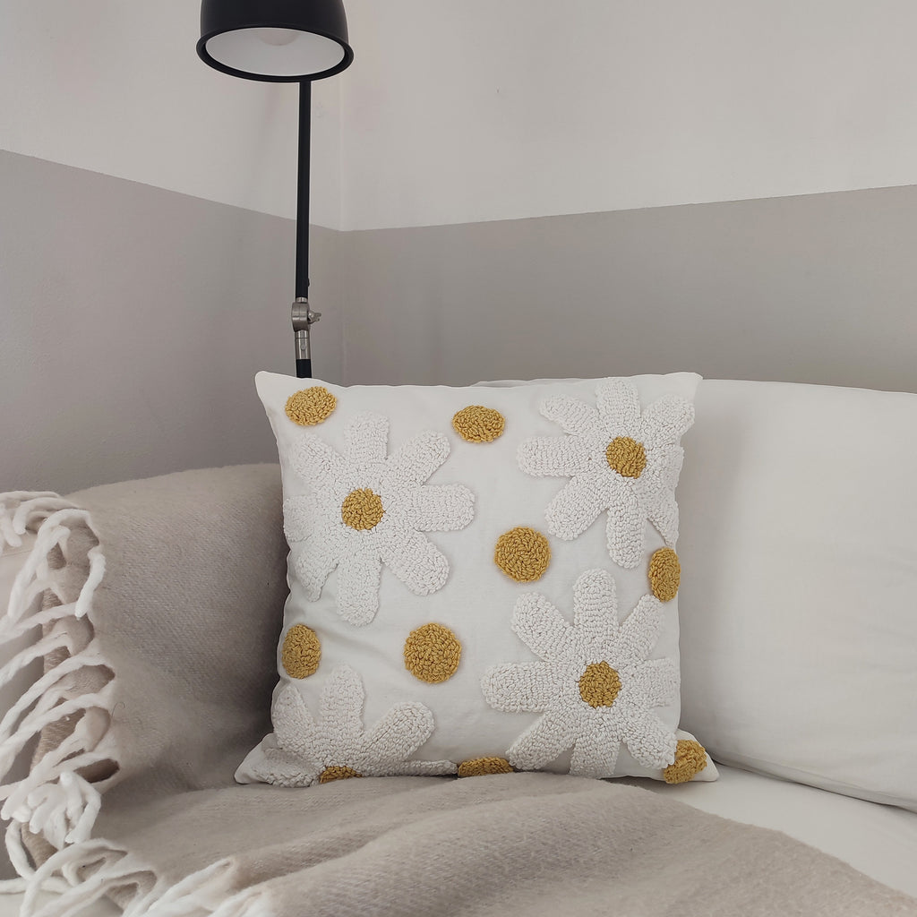 Fodera cuscino Flower, su divano chiaro con coperta e lampada nera, BECCA