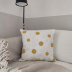 Fodera cuscino Flower, su divano chiaro con coperta e lampada nera, BECCA