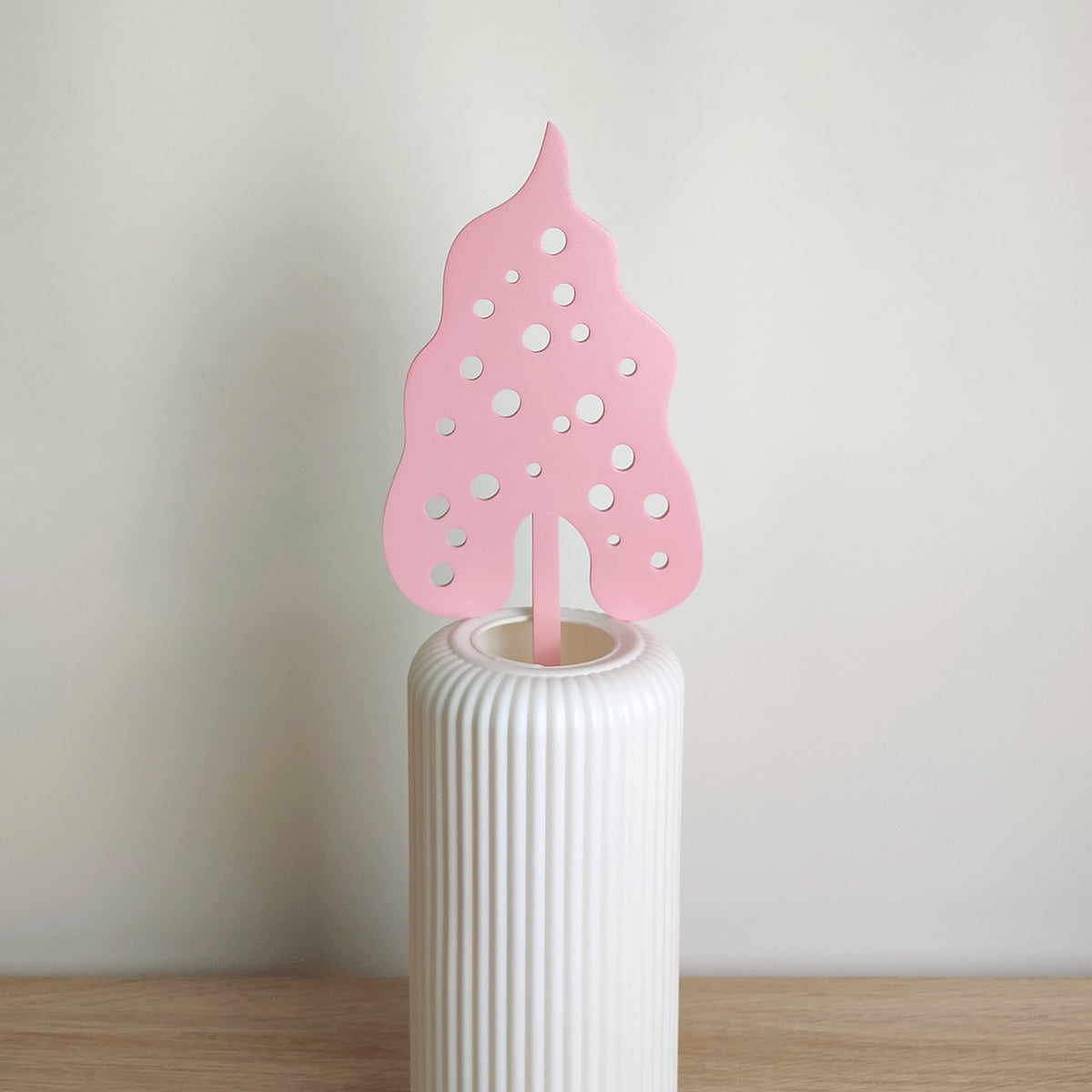 Fiore rosa begonia in vaso bianco su piano in legno chiaro, BECCA