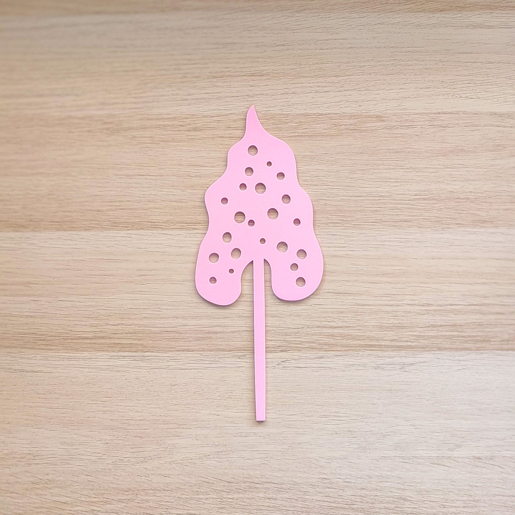 Fiore in legno, rosa, begonia, su piano in legno chiaro, BECCA