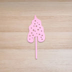 Fiore in legno, rosa, begonia, su piano in legno chiaro, BECCA