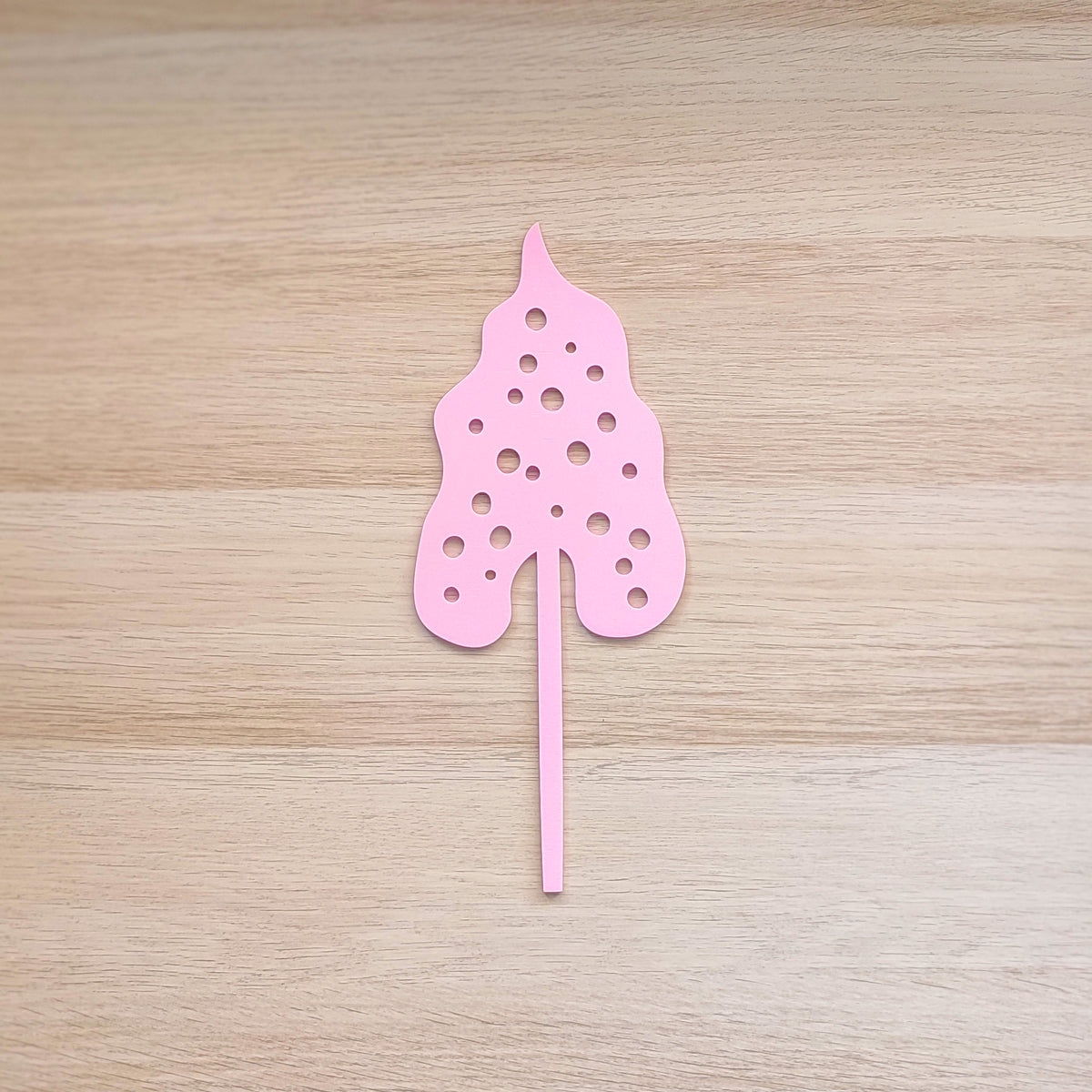 Fiore in legno, rosa, begonia, su piano in legno chiaro, BECCA