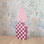 Fiore rosa, begonia, su vaso a scacchi rosa, sfondo floreale, piano in legno, BECCA