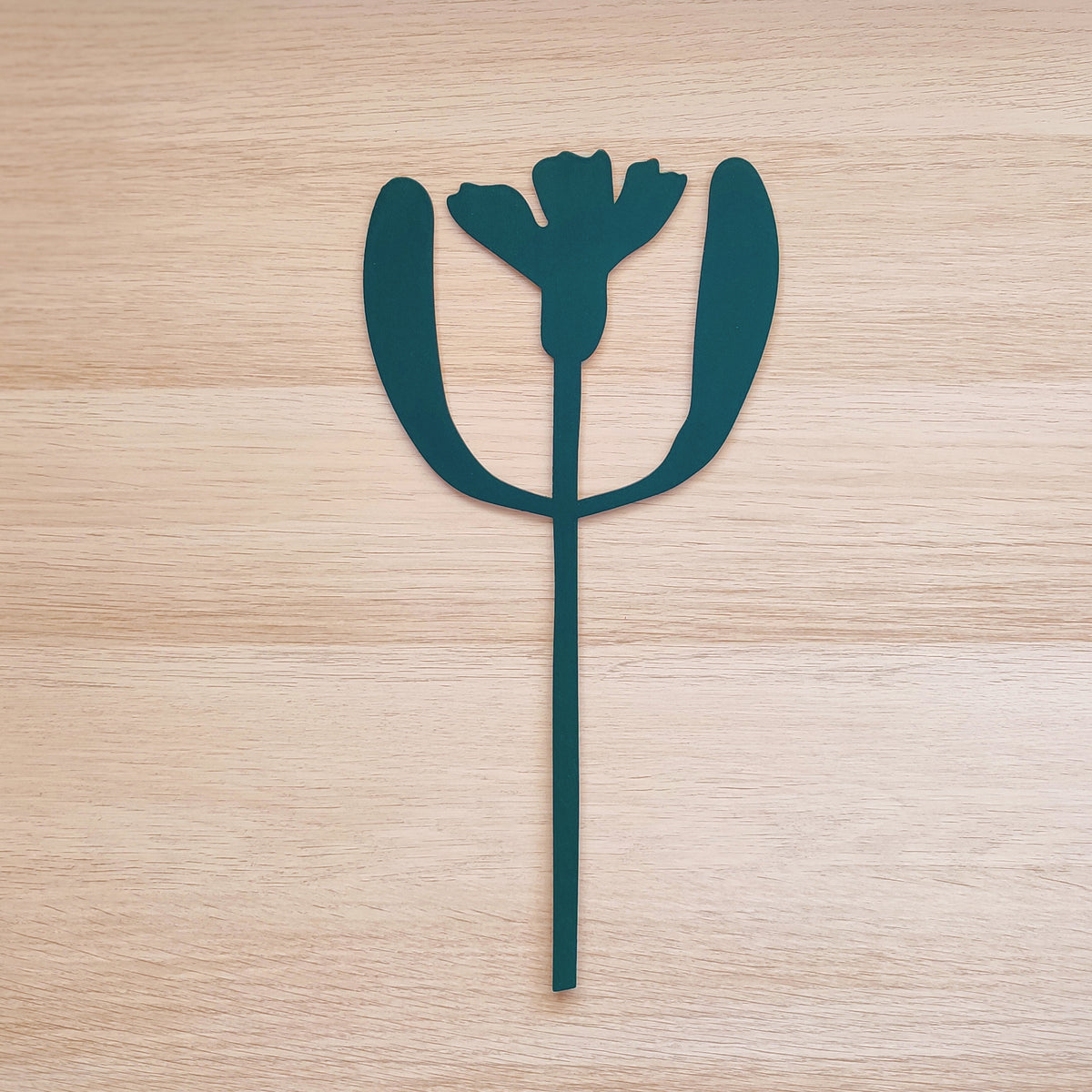 Fiore di legno, verde scuro, firodaliso, su legno chiaro