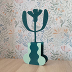 Fiore fiordaliso, su vaso in legno, sfondo floreale, BECCA