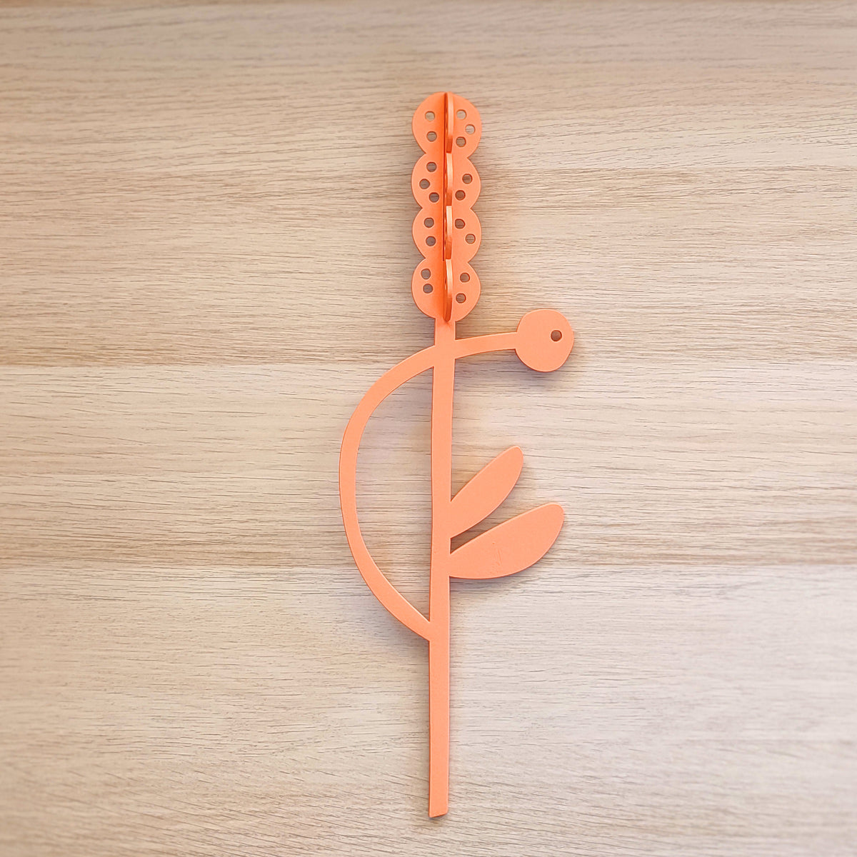 Fiore in legno arancione, giacinto, su piano in legno
