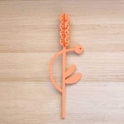 Fiore in legno arancione, giacinto, su piano in legno