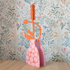 Fiore in legno arancione, giacinto, su vaso rosa, sfondo floreale, BECCA