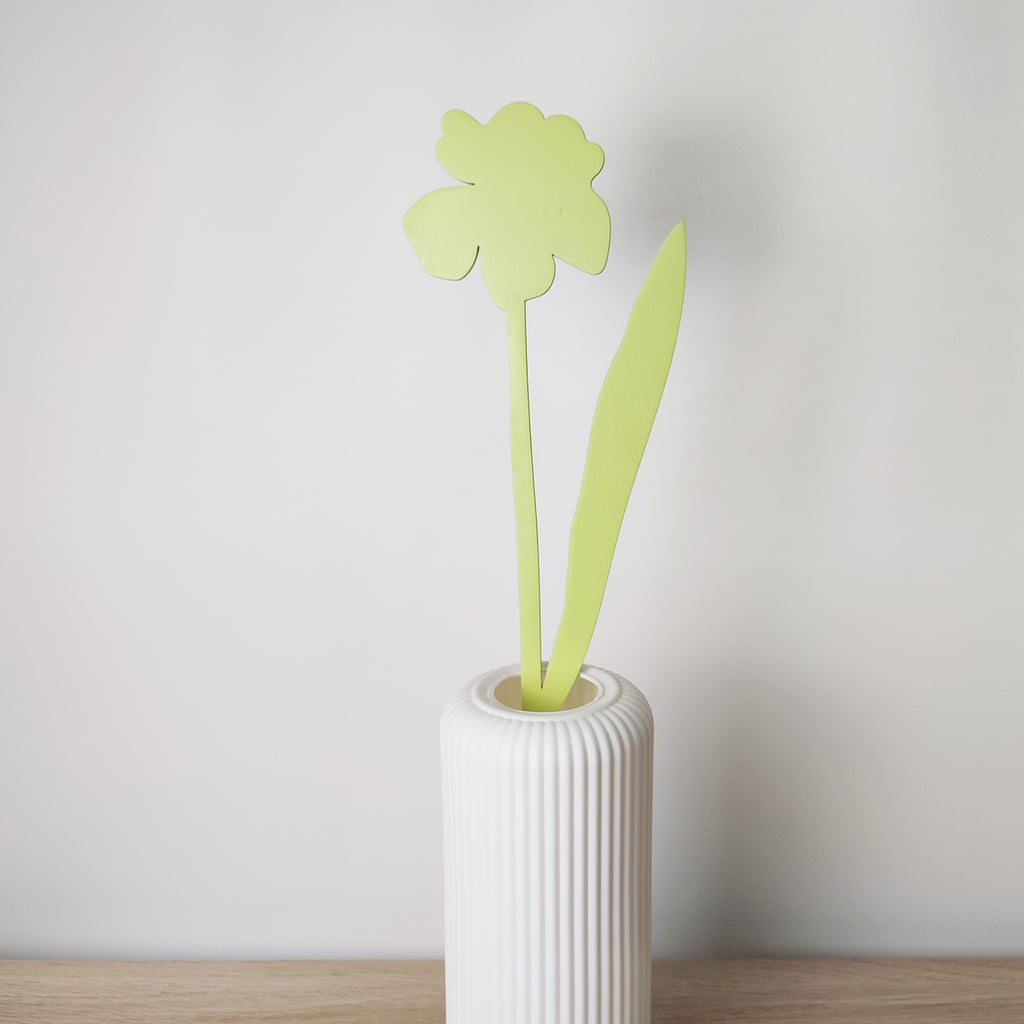 Fiore in legno verde chiaro, narciso, in vaso bianco, BECCA