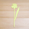Fiore narciso verde chiaro, su piano in legno chiaro, BECCA