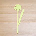 Fiore narciso verde chiaro, su piano in legno chiaro, BECCA