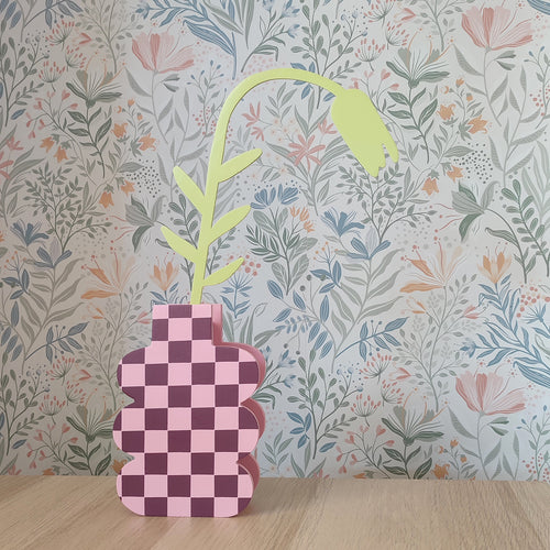 Fiore in legno verde, tulipano, su vaso a scacchi rosa, sfondo floreale, BECCA