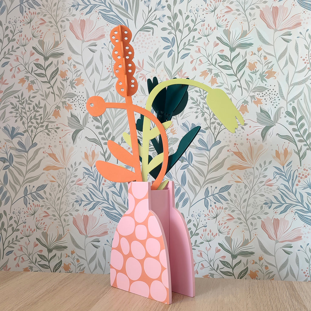 Mazzo di fiori in legno in vaso rosa, sfondo floreale, BECCA