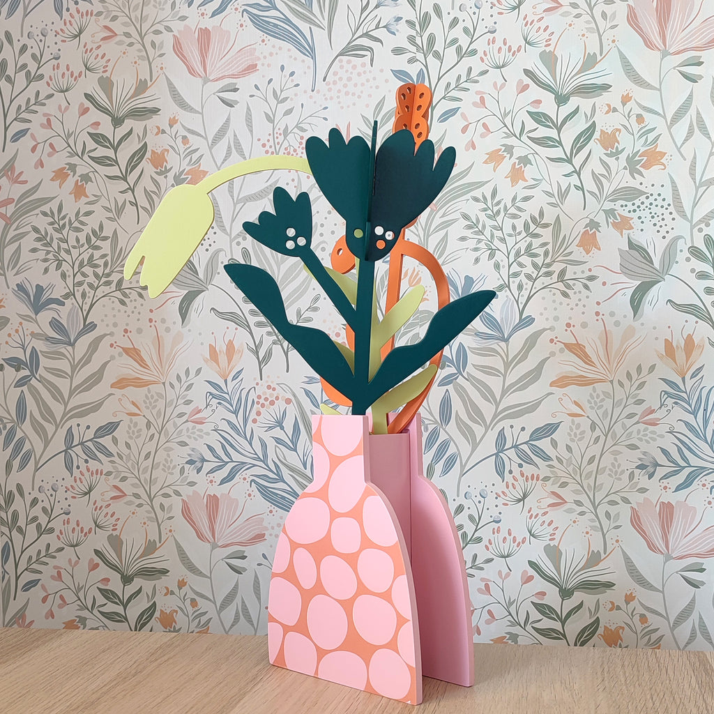 Mazzo di fiori in legno, marigold, in vaso rosa, sfondo floreale. BECCA