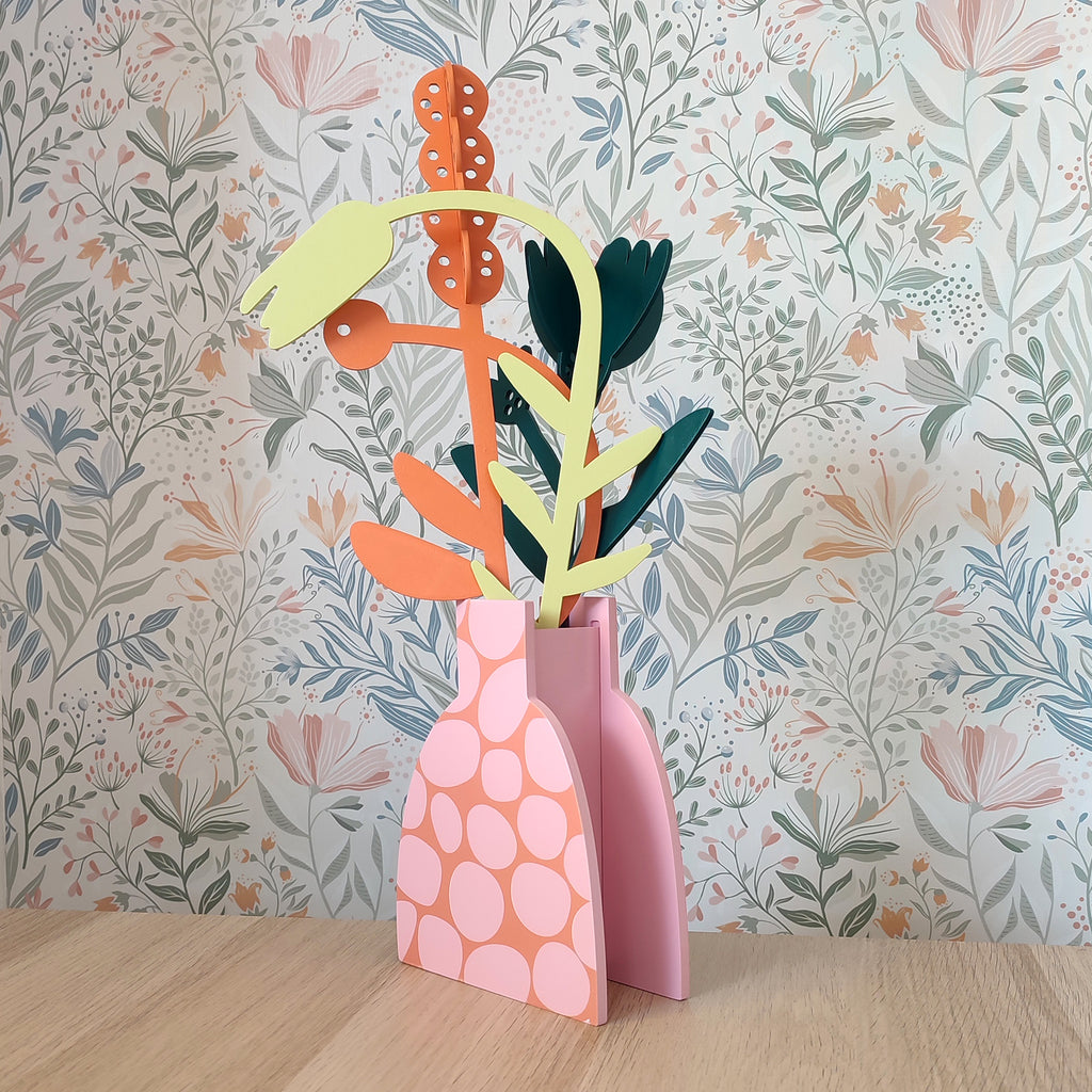 Mazzo di fiori in legno, in vaso in legno rosa, sfondo floreale, ripiano in legno, BECCA
