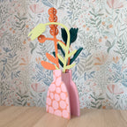 Mazzo di fiori in legno, in vaso in legno rosa, sfondo floreale, ripiano in legno, BECCA