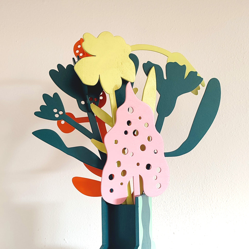 Mazzo di fiori in legno, begonia, fiordaliso, tulipano, su vaso verde, BECCA