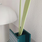 Zoom fiore in legno narciso, in vaso verde scuro, BECCA