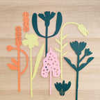 Set fiori in legno, colori diversi, stesi su legno chiaro, BECCA
