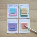 Set fogli adesivi s-note, con matita, su piano in legno chiaro, BECCA
