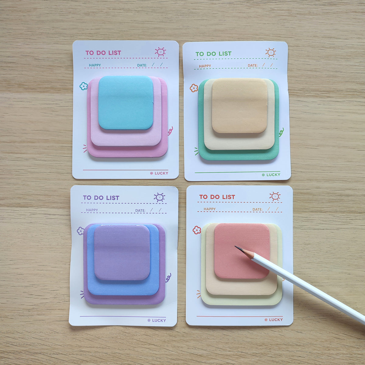 Set fogli adesivi s-note, con matita, su piano in legno chiaro, BECCA