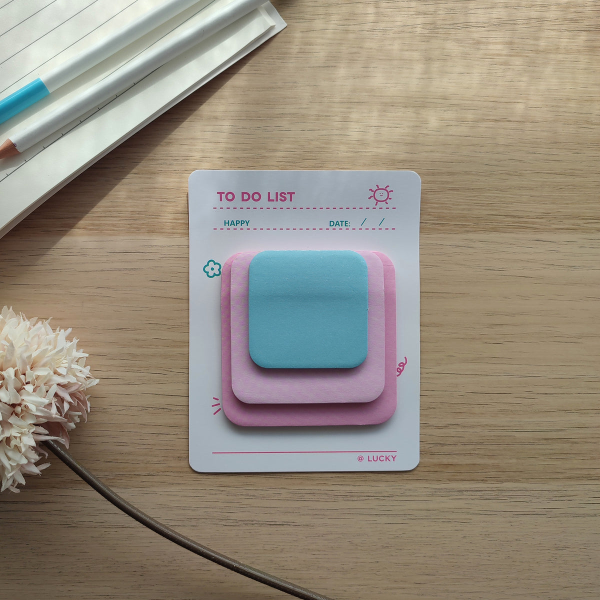 Fogli adesivi-note rosa azzurro, su legno chiaro con fiore e quaderno, BECCA