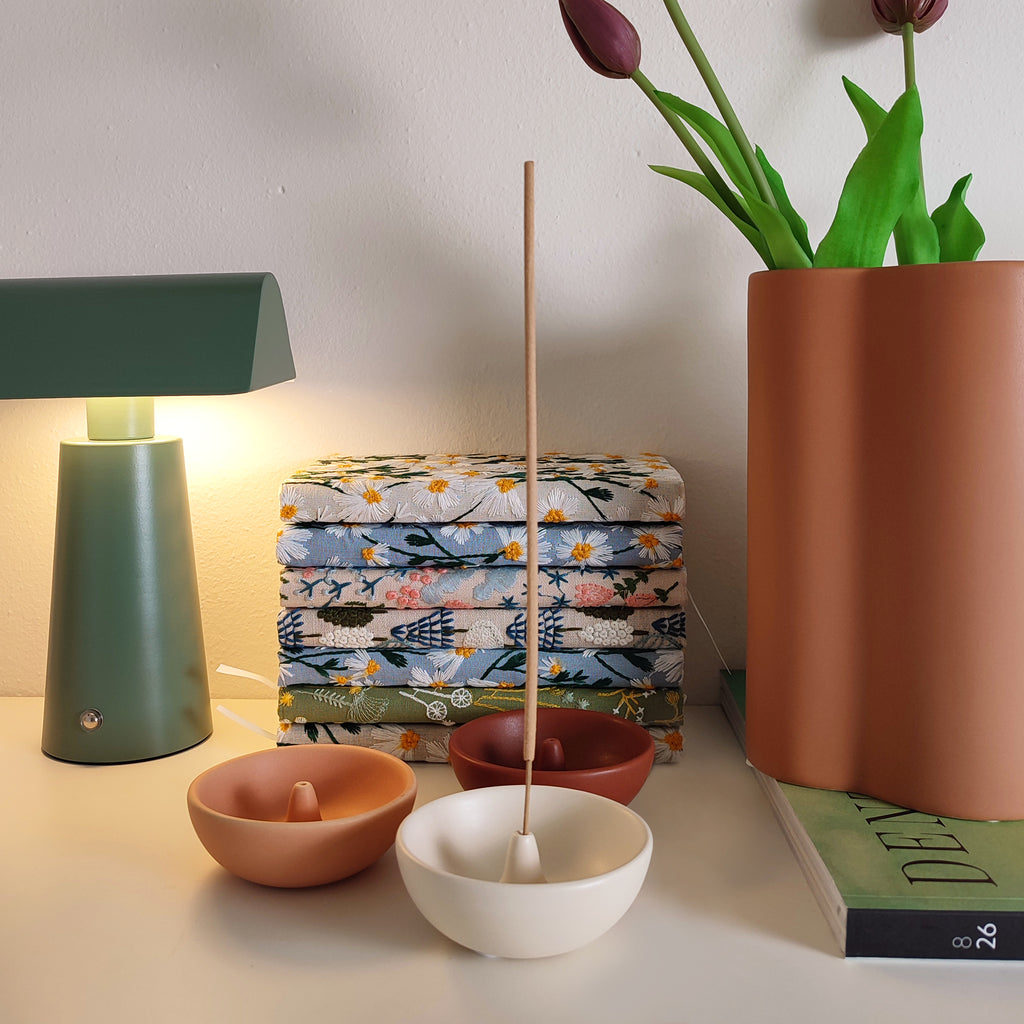 Set porta incenso bowl ceramica, colori disponibili: vino, rosa, bianco, in ambiente living, becca
