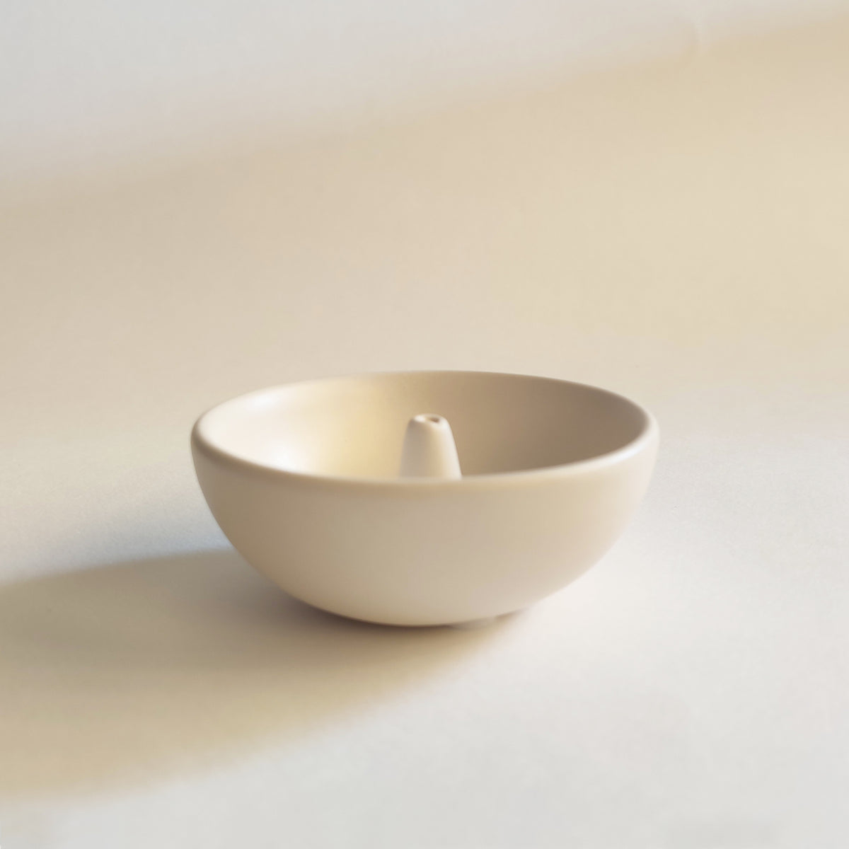 Porta incenso Bowl, bianco latte, su sfondo bianco firmato BECCA