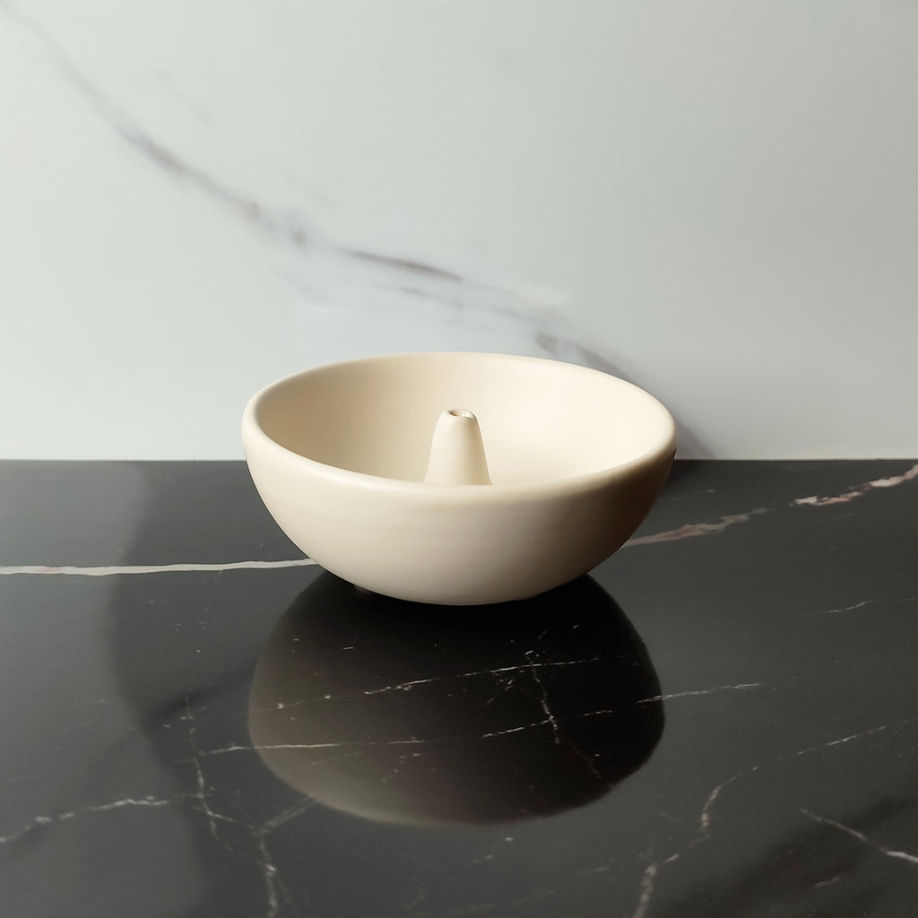 Porta incenso Bowl bianco, su sfondo marmo nero, scodella tonda, BECCA