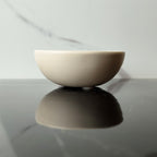 Porta incenso Bowl bianco latte, vista laterale su sfondo di marmo nero, BECCA