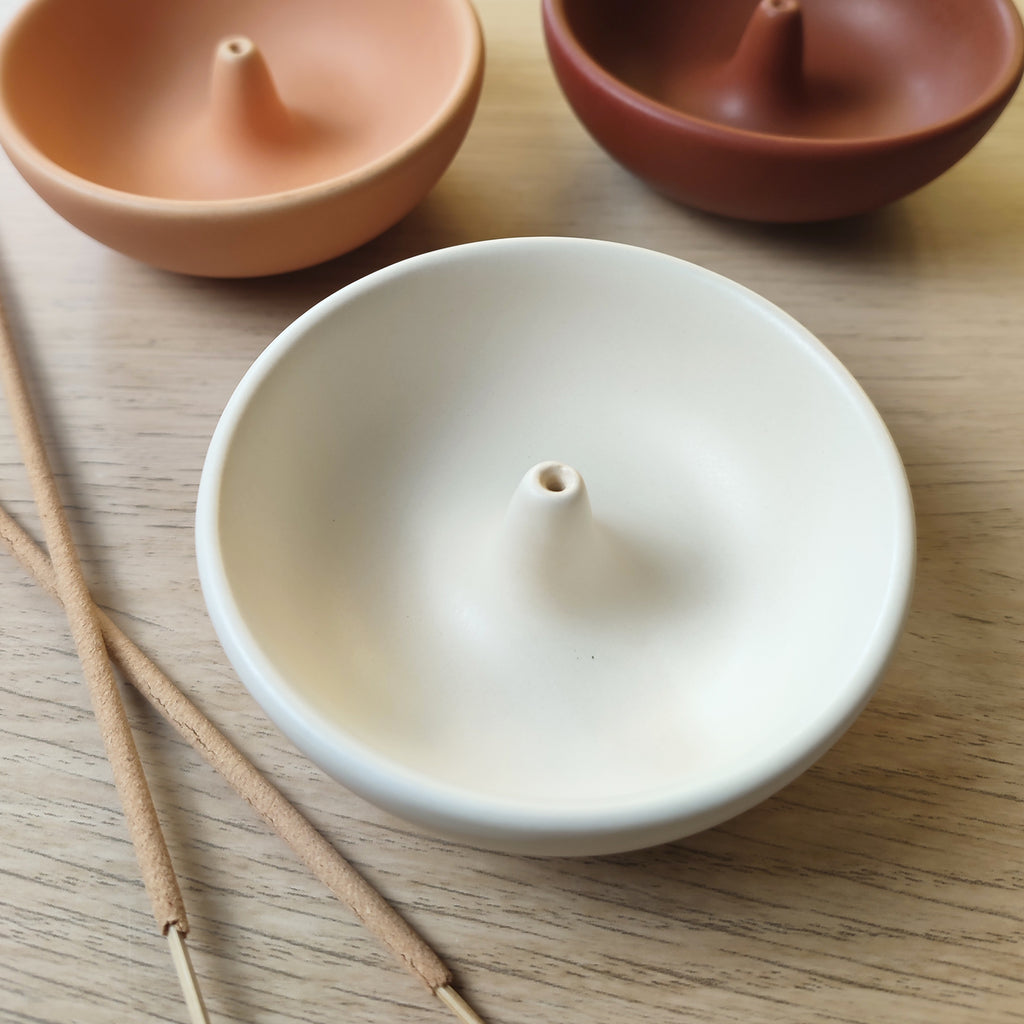 Porta incenso Bowl, bianco, su sfondo in legno, con varianti colore, BECCA