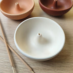 Porta incenso Bowl, bianco, su sfondo in legno, con varianti colore, BECCA