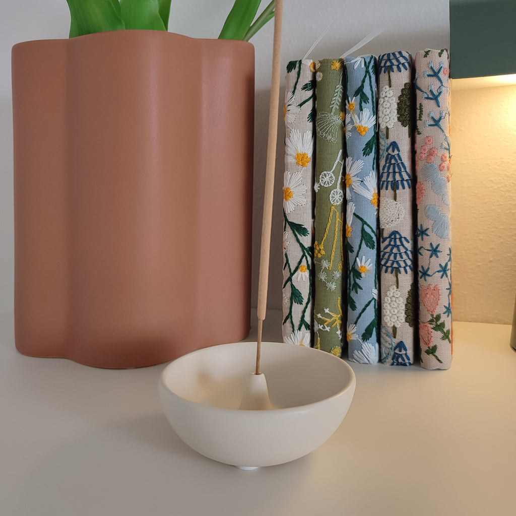 Porta incenso Bowl bianco, su ripiano bianco con lampada, libri e vaso, BECCA