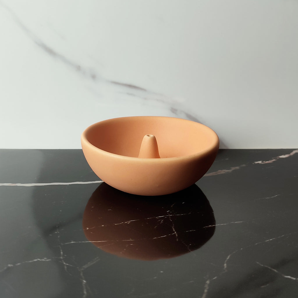Porta incenso Bowl color terracotta, sfondo nero di marmo, pinnacolo con foro, BECCA