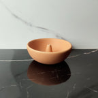 Porta incenso Bowl color terracotta, sfondo nero di marmo, pinnacolo con foro, BECCA