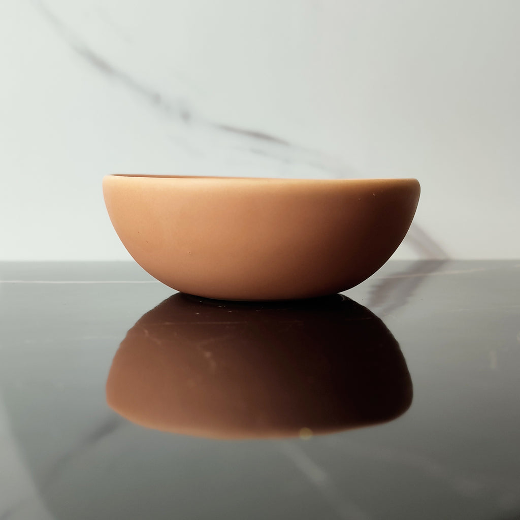 Porta incenso Bowl, color terracotta, su sfondo marmo, vista laterale, BECCA