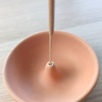 Porta incenso Bowl, color terracotta, dettaglio del foro per inserire l'incenso, BECCA