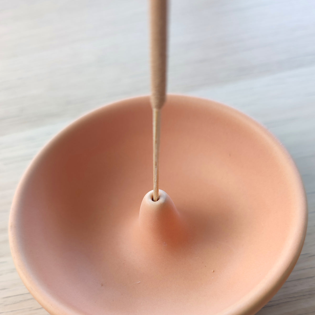 Porta incenso Bowl, color terracotta, dettaglio del foro per inserire l'incenso, BECCA