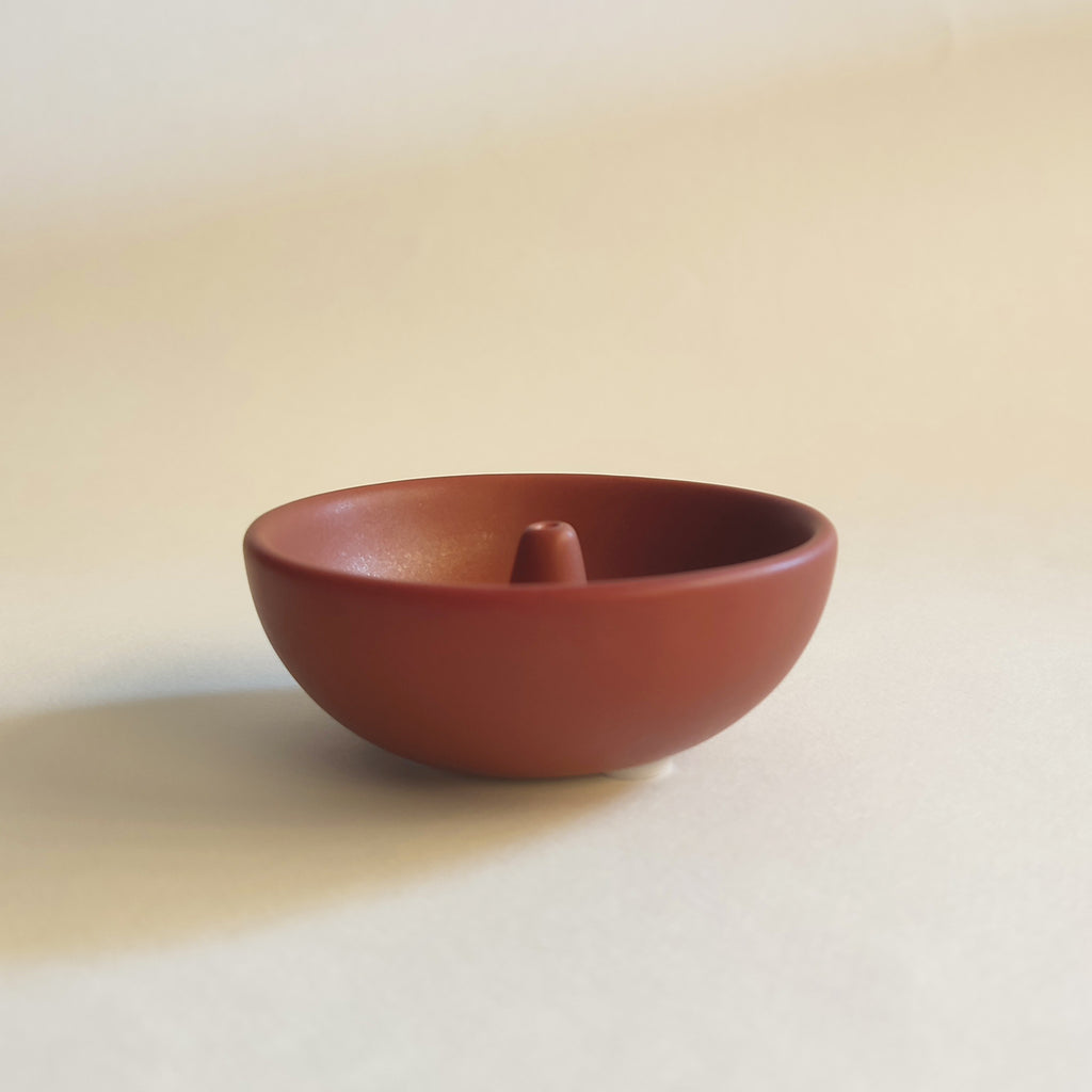 Porta incenso Bowl in ceramica color vino, design minimalista, sfondo neutro, BECCA