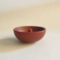 Porta incenso Bowl in ceramica color vino, design minimalista, sfondo neutro, BECCA