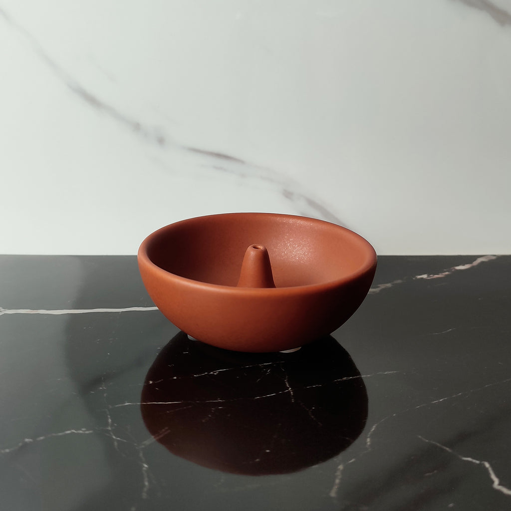 Porta incenso bowl ceramica color rosso su marmo nero, dettaglio pinnacolo centrale, becca
