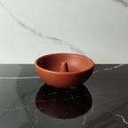 Porta incenso bowl ceramica color rosso su marmo nero, dettaglio pinnacolo centrale, becca