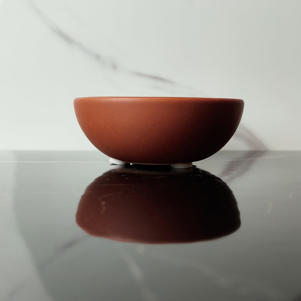 Porta incenso Bowl ceramica vino su superficie in marmo, vista laterale con riflesso, BECCA