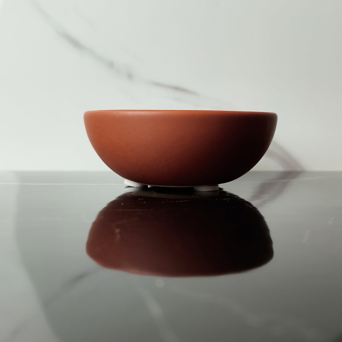 Porta incenso Bowl ceramica vino su superficie in marmo, vista laterale con riflesso, BECCA