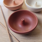 Porta incenso bowl ceramica color vino con bastoncino incenso, tre varianti colore su ripiano in legno, BECCA