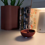 Porta incenso Bowl in ambiente home office, quaderni in tessuto, lampada ricaricabile, vaso in ceramica, BECCA