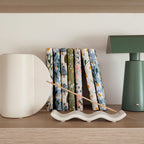 Porta incenso Wave, bianco, con incenso, ambientato su ripiano di legno, BECCA